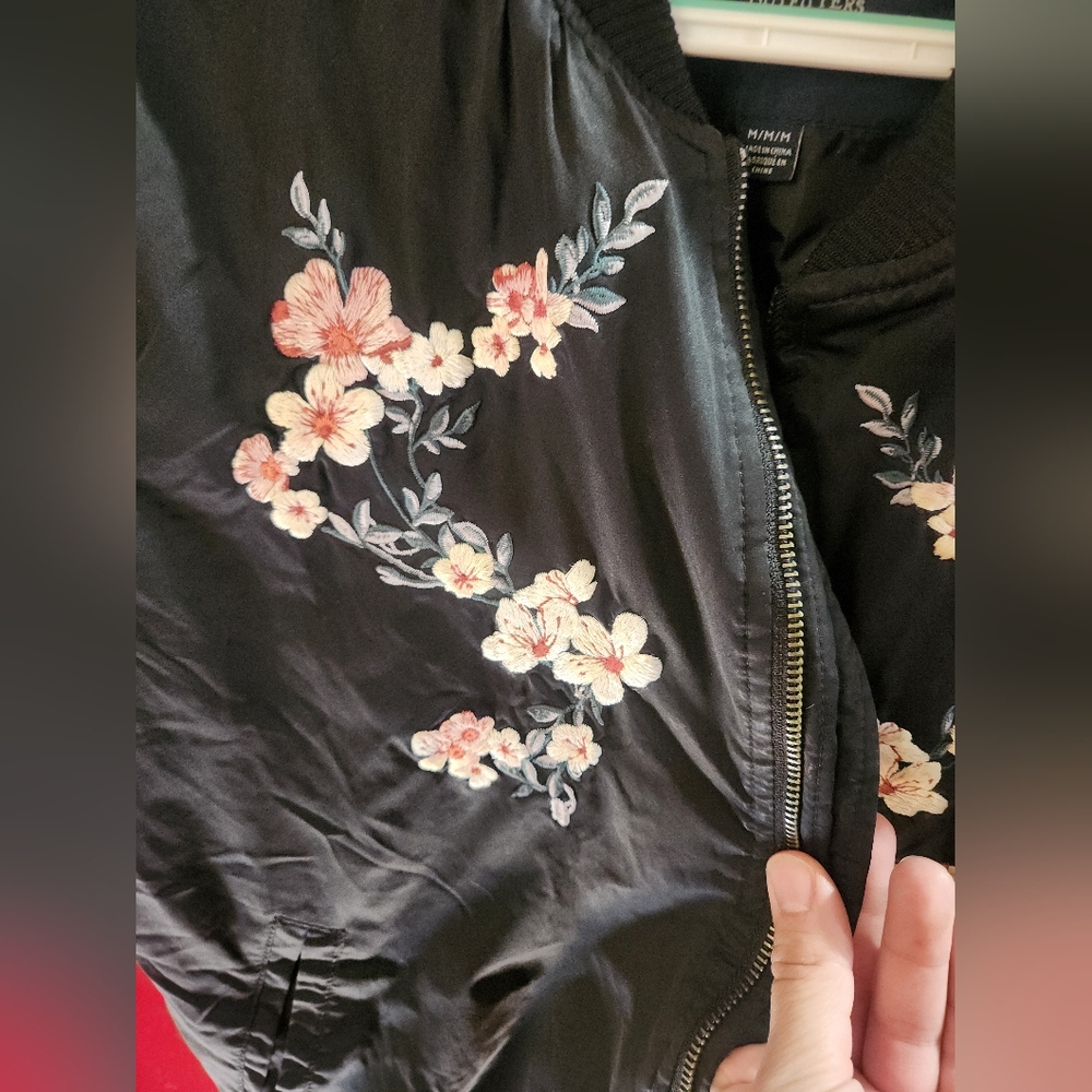 American Eagle Outfitters Black Bomber Jacket with Floral Embroidery Size M - Picture 4 of 7